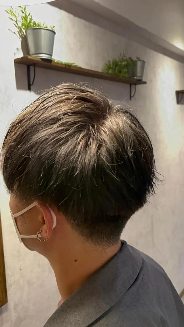 ショート カラー メンズ メンズブリーチ マッシュ 刈り上げ ブリーチ シルバー 佐藤槙哉 サトウシンヤのヘアスタイル