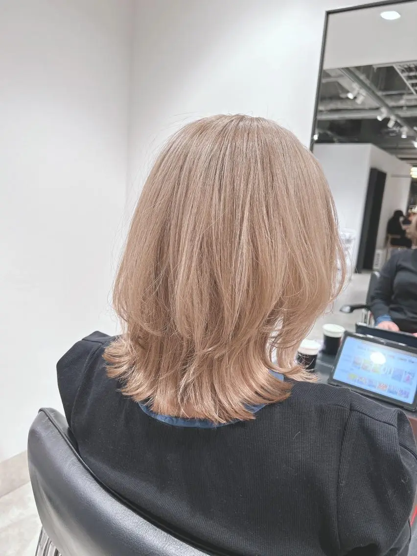 ミディアム カラー ベージュカラー くびれヘア くびれレイヤー レイヤーカット ヘアカラー ヘッドスパ スキバサミを使わない カット🌼唯🌼のヘアスタイル