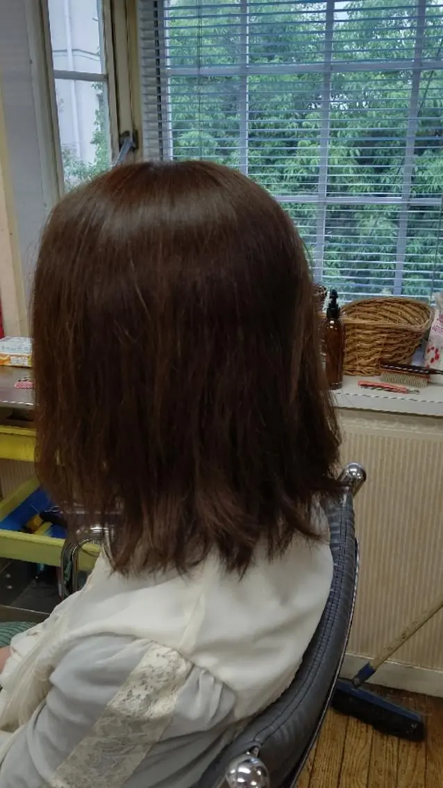ミディアム カラー アディクシーカラー アッシュ ブルーカラー 透明感カラー カット ヘアカラー トリートメント Uketoru 横田健のヘアスタイル