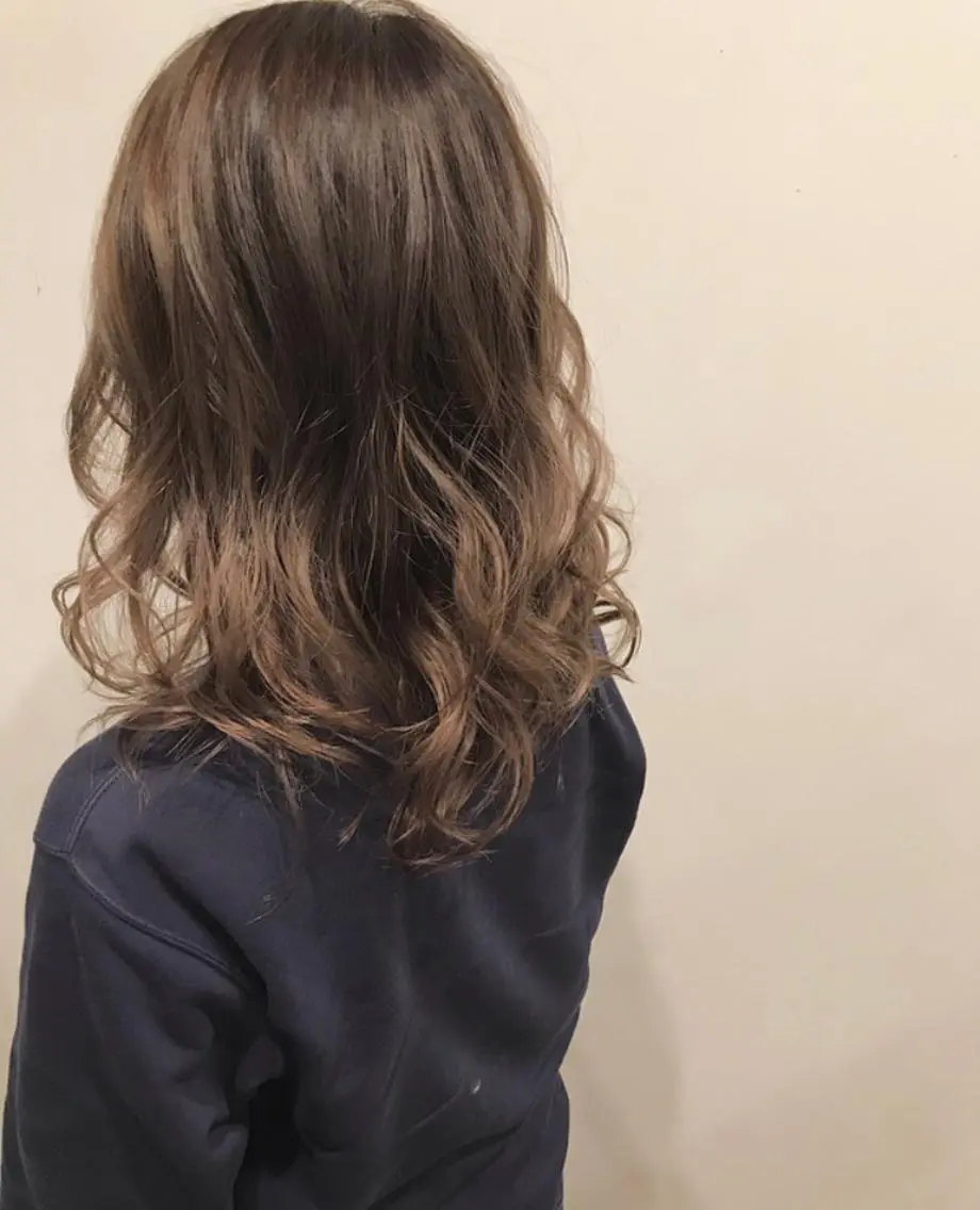 セミロング カラー ブリーチ グラデーションカラー mayo 🐄🌈のヘアスタイル