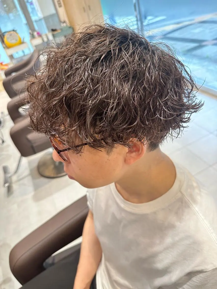 ミディアム パーマ メンズ ミディアムパーマ フェードカット メンズパーマ ツイストスパイラルパーマ 刈り上げ 💈メンズ特化 美容師サキ💈のヘアスタイル