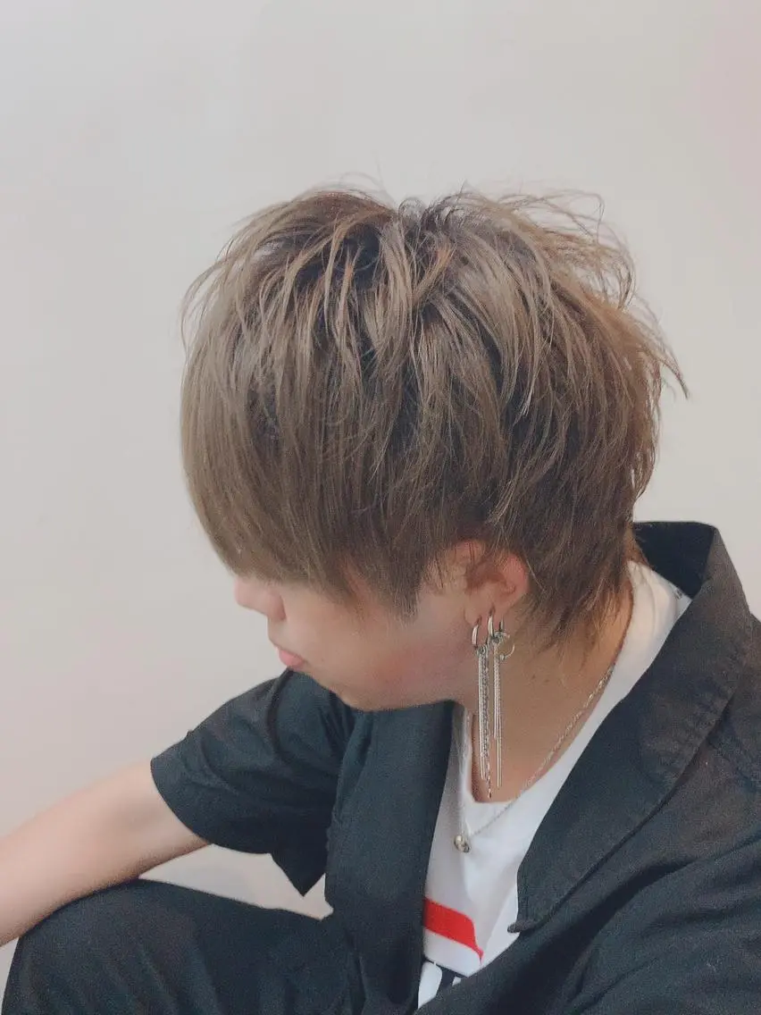 ミディアム ウルフカット 岡崎 海人のヘアスタイル