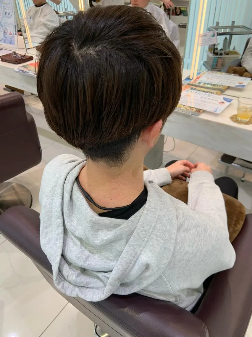 ショート カラー メンズ 刈り上げ ハイトーンカラー🤍 山下 優華のヘアスタイル