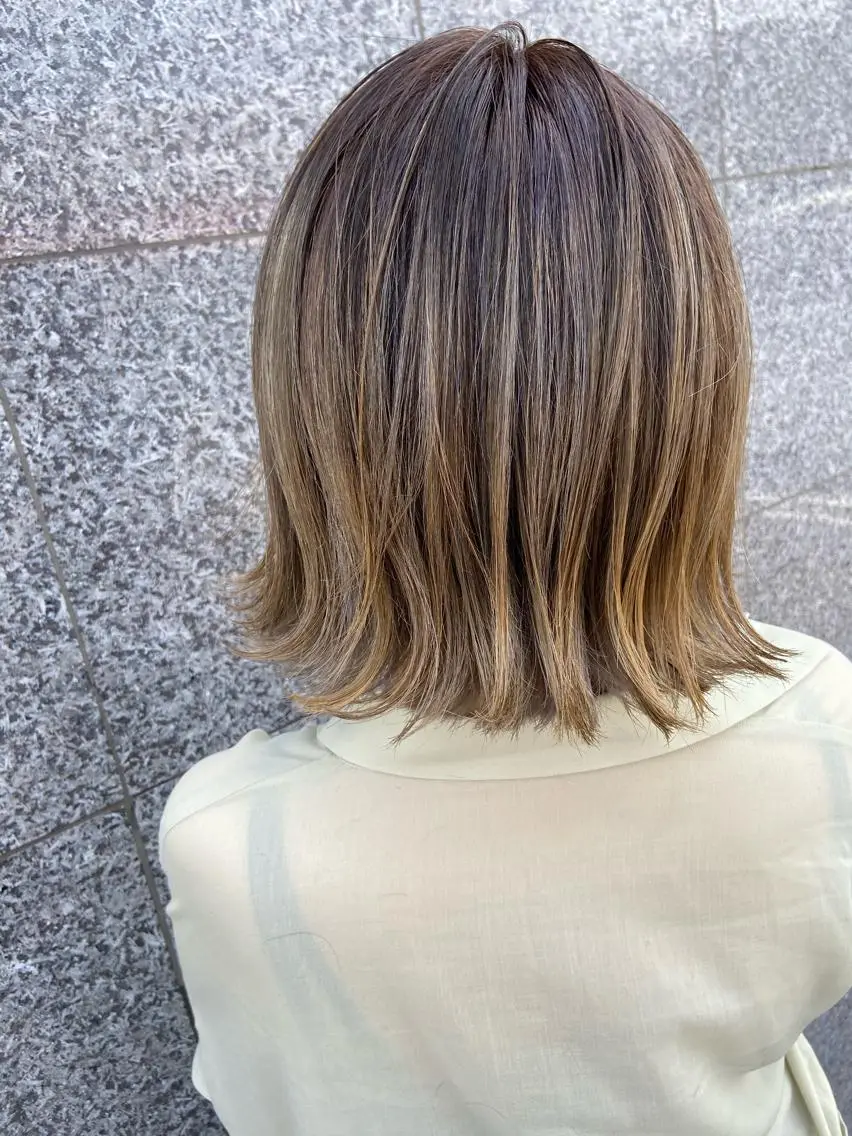 ショート カラー バレイヤージュ ベージュカラー ブリーチ ミルクティーベージュ レイヤーカット Oopsレイヤー 加藤澄都のヘアスタイル