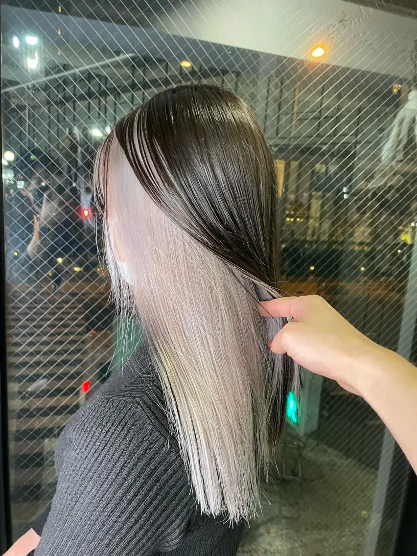 ロング カラー ヘアアレンジ ベージュカラー ブリーチ ハイトーンカラー インナーカラー ミルクティーベージュ 安田和洋 ブリーチカラー特化のヘアスタイル