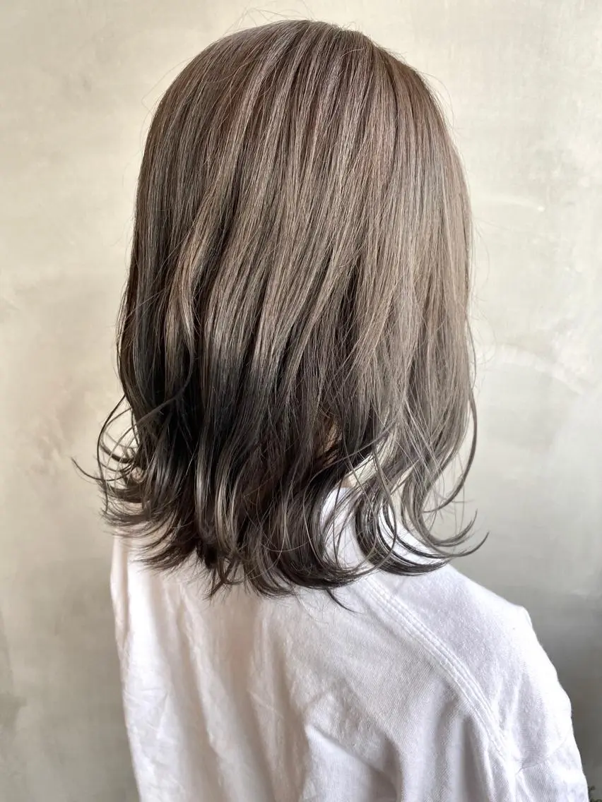 ミディアム カラー ヘアアレンジ ネイル マツエク・マツパ 透明感カラー ハイライトカラー 外国人風カラー ハイライト 外ハネヘア 夜23時まで予約🉑 reverieあきらのヘアスタイル