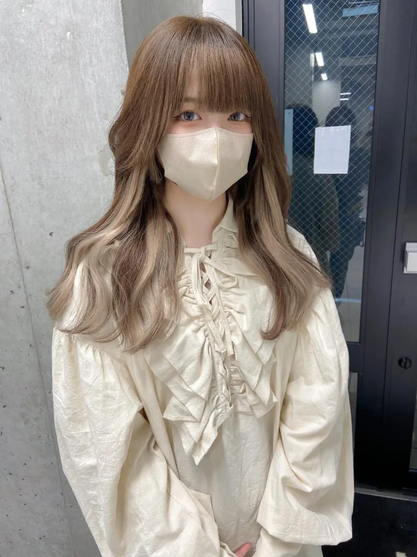 ロング カラー ベージュカラー ブリーチ ミルクティーベージュ ブリーチなしカラー エクステ Amelie yunのヘアスタイル