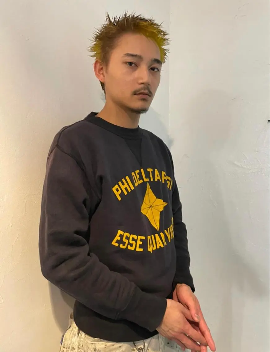 ショート カラー パーマ メンズ メンズバレイヤージュ メンズブリーチ センターパート フェードカット メンズハイライト スパイラルパーマ 🌐hina⭐️のヘアスタイル