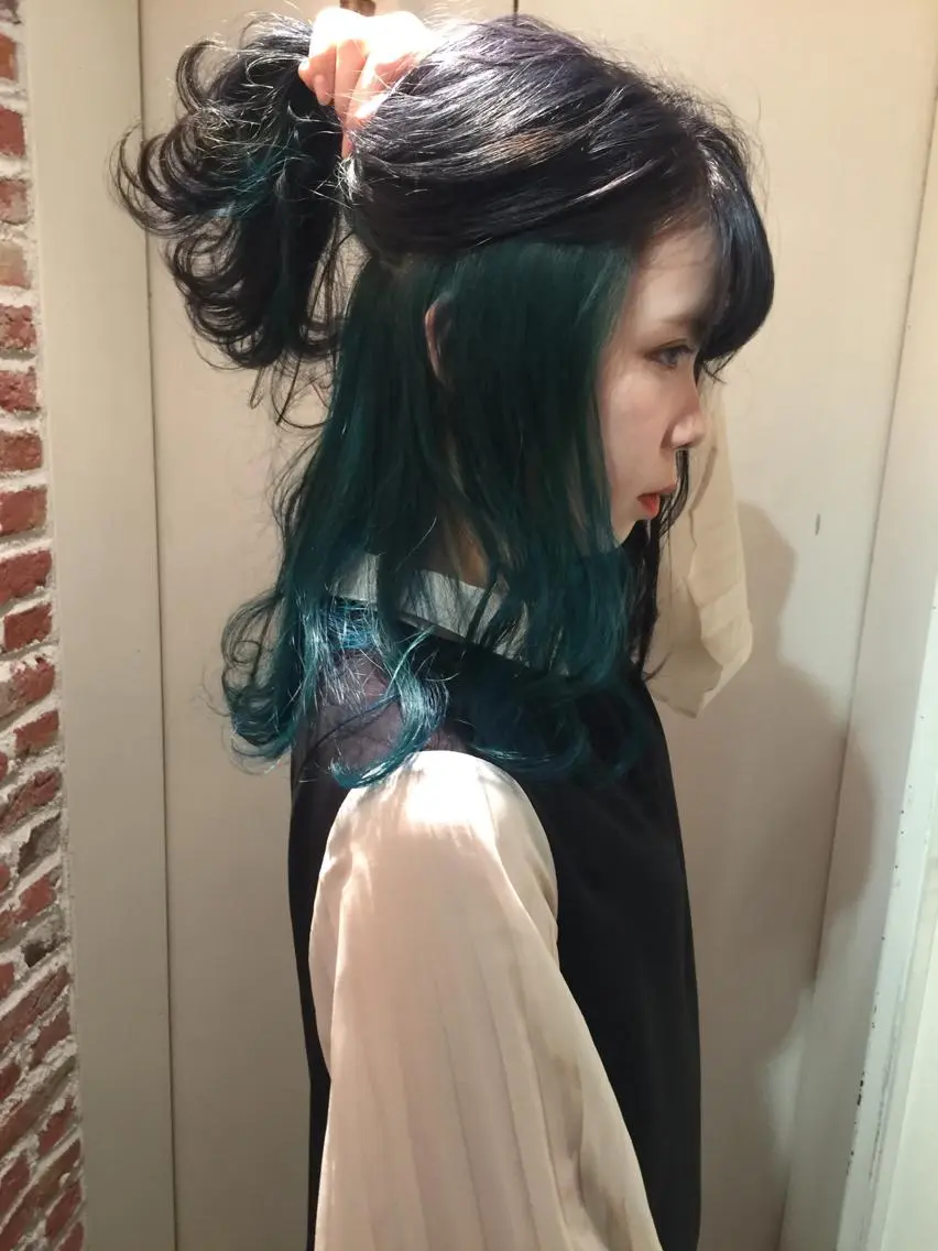 セミロング カラー ブリーチ エメラルドグリーン インナーカラー ホワイト&レイヤーカ ットエクステ長畠俊輔のヘアスタイル