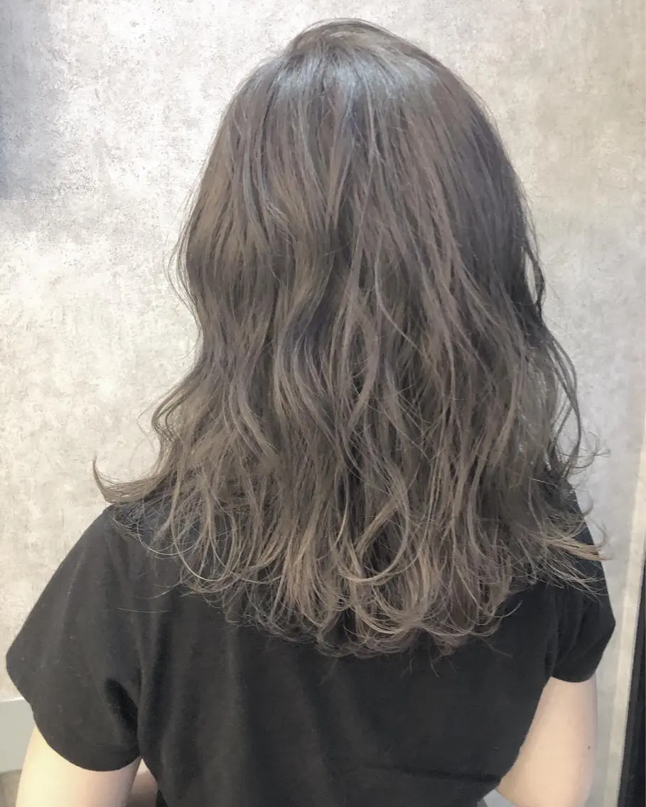 ミディアム カラー 顔周りレイヤーカット ブリーチminamiのヘアスタイル
