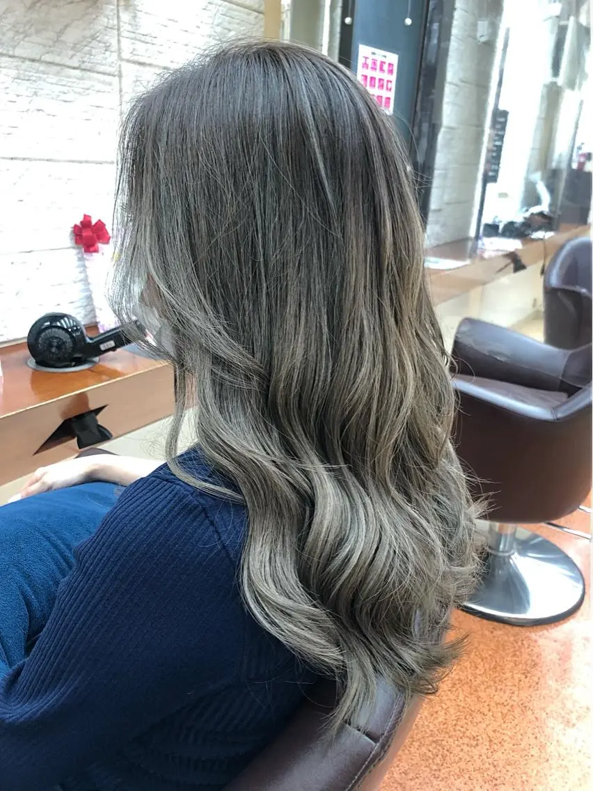 ロング アッシュ アッシュグレー 【ニュアンスカラー・ 髪質改善】スズキカナのヘアスタイル