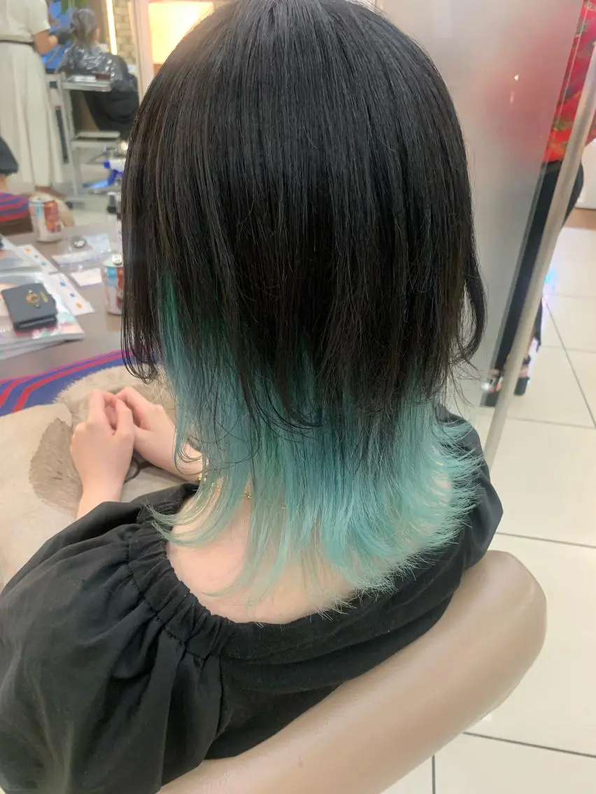 ミディアム カラー 羽エクステ🪽 🤍まき🤍のヘアスタイル