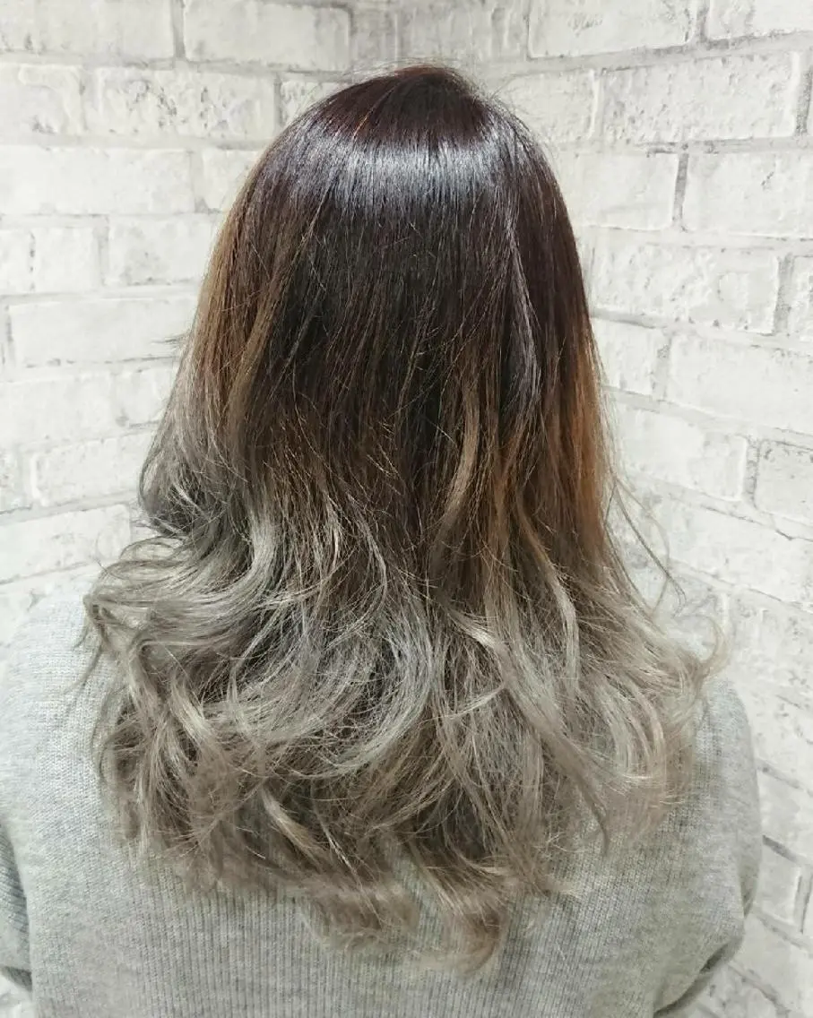セミロング カラー ヘアアレンジ アッシュ ブリーチ グラデーションカラー ホワイトアッシュ カット ヘアカラー トリートメント 秋山 幸太のヘアスタイル