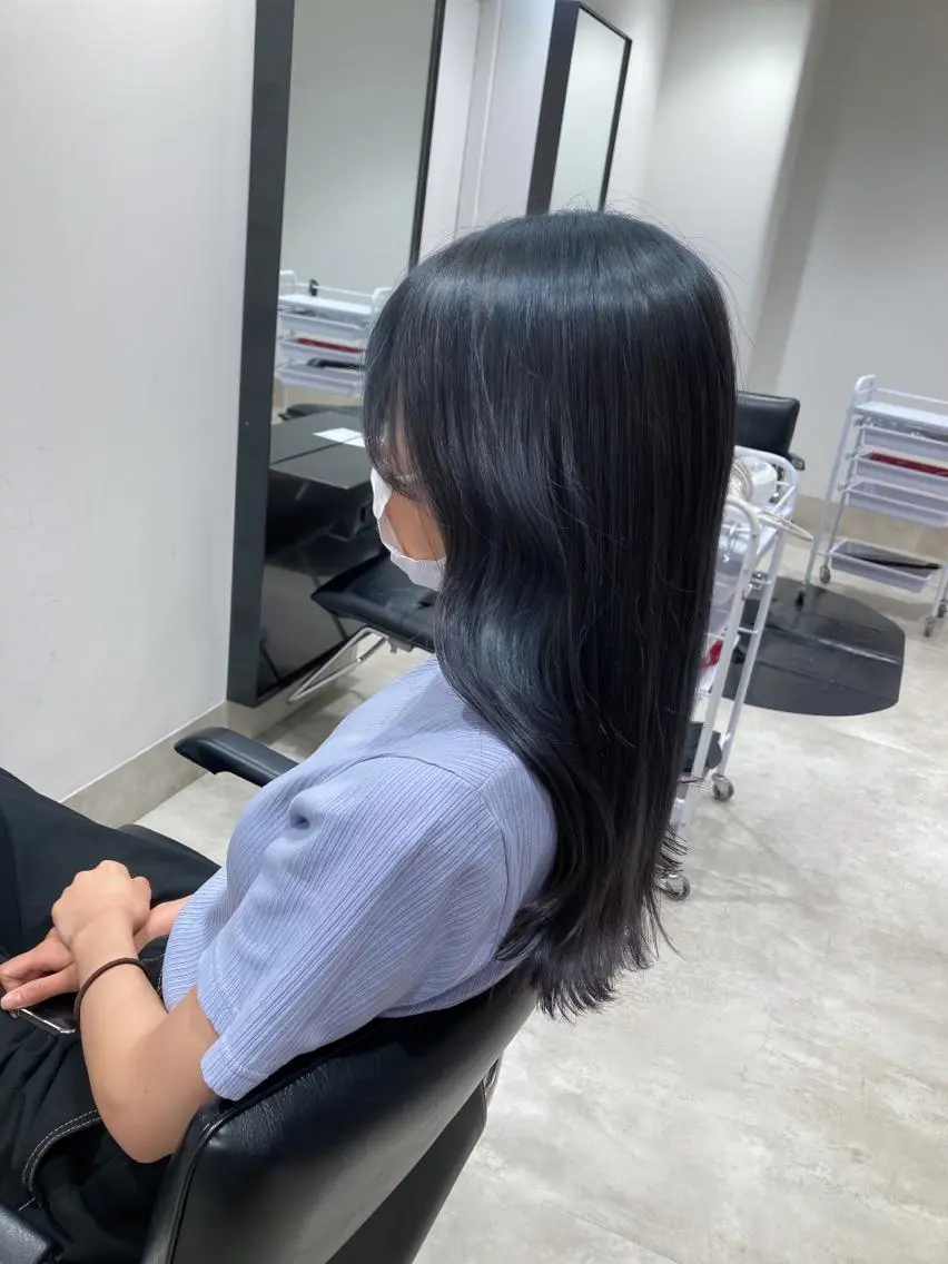 ロング カラー ブリーチ ネイビーカラー カット ヘアカラー スキバサミを使わない カット🌼唯🌼のヘアスタイル