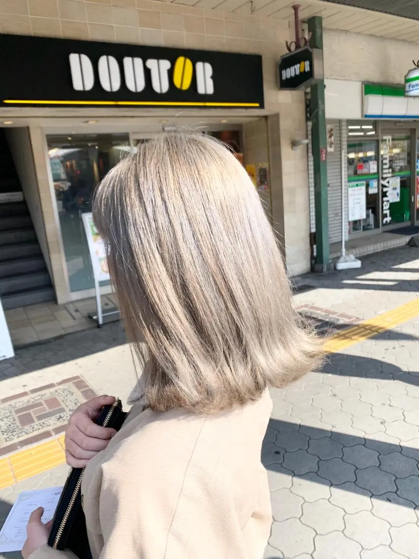ミディアム カラー ヘアアレンジ ネイル マツエク・マツパ ベージュカラー ミルクティーベージュ ヘアカラー ブリーチ特化 / share 元太のヘアスタイル