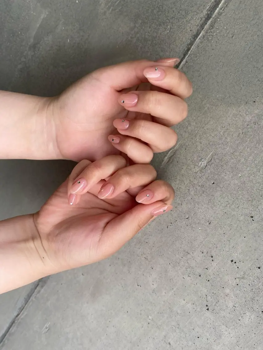 ミディアム ネイル オフィスネイル ワンカラーネイル ピンク ストーンネイル tetty nailsalonのネイルデザイン