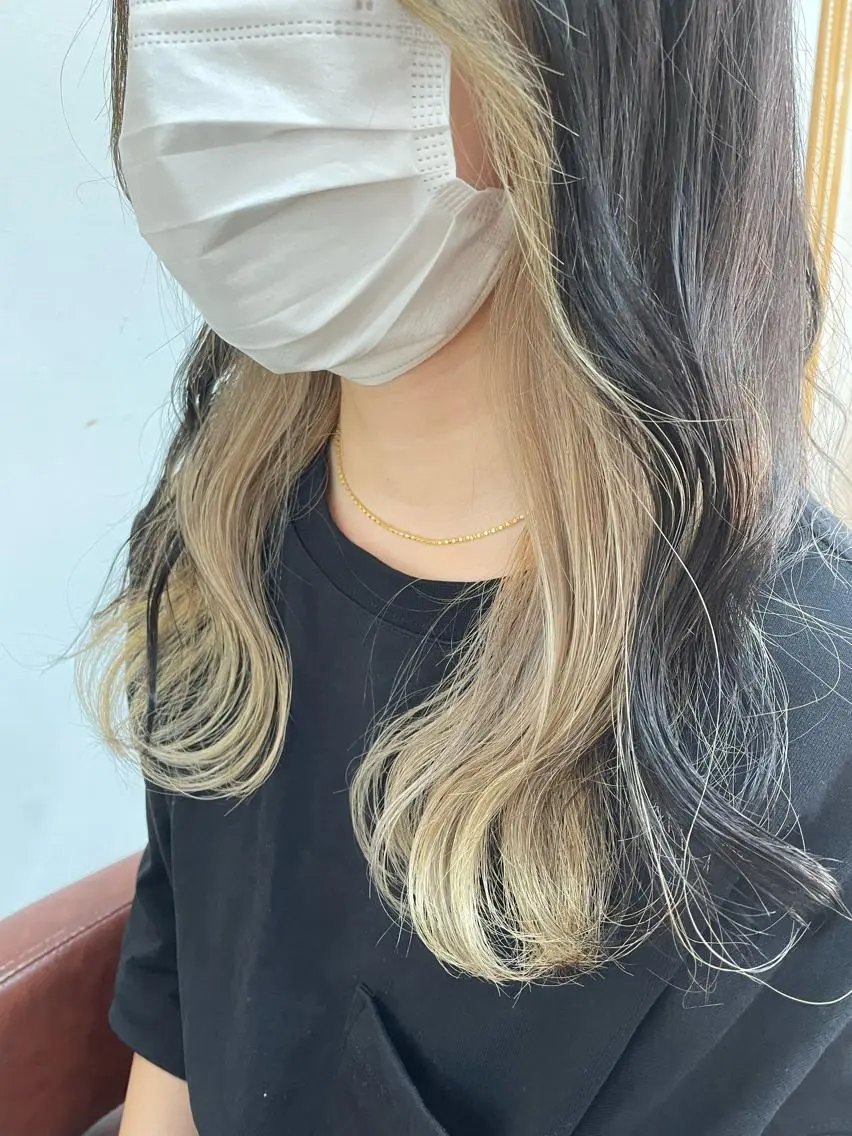 ロング カラー ベージュカラー インナーカラー ホワイトベージュ 佐藤 芽依のヘアスタイル