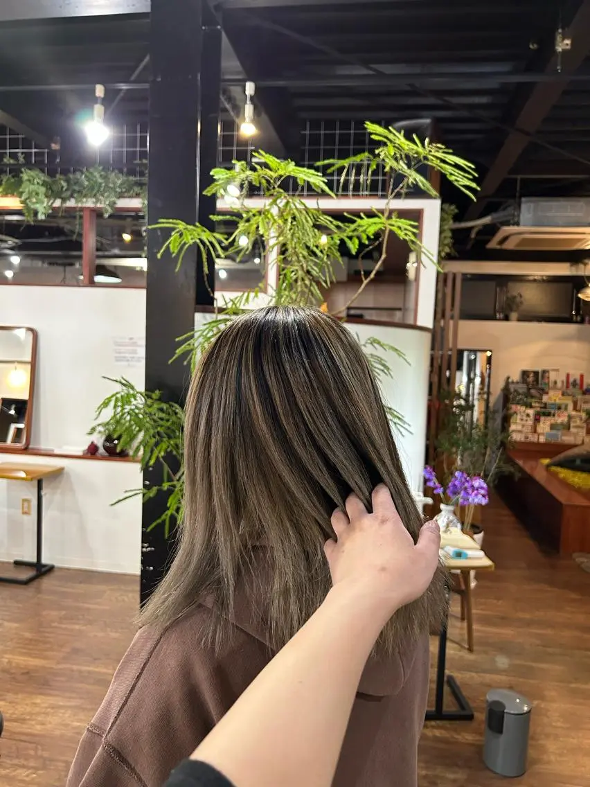 カラー 橋本 愛唯のヘアスタイル