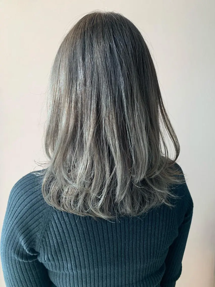 ロング カラー アッシュ アッシュグレー ブリーチ グラデーションカラー カット ヘアカラー トリートメント hubhair レイヤー/透明感のヘアスタイル