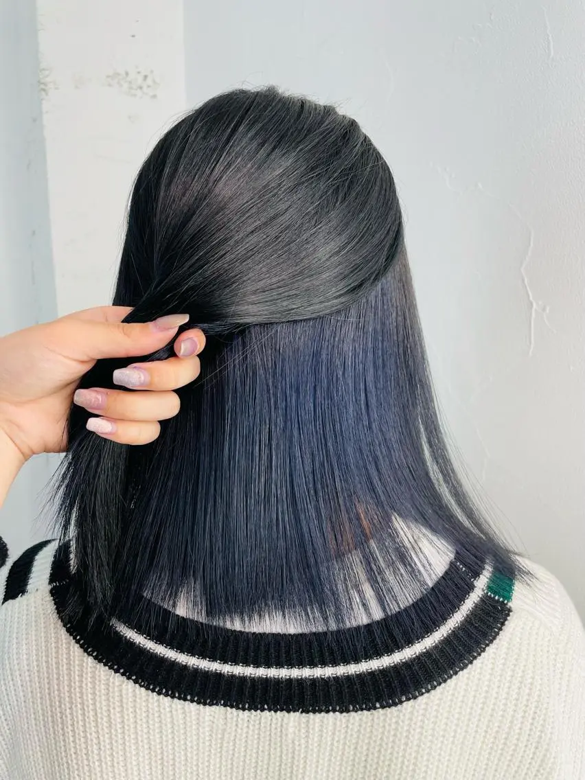 ミディアム カラー 黒髪 ブルーカラー ブルーブラック インナーカラー ネイビーカラー カット ヘアカラー MINAMO 韓国レイヤーのヘアスタイル