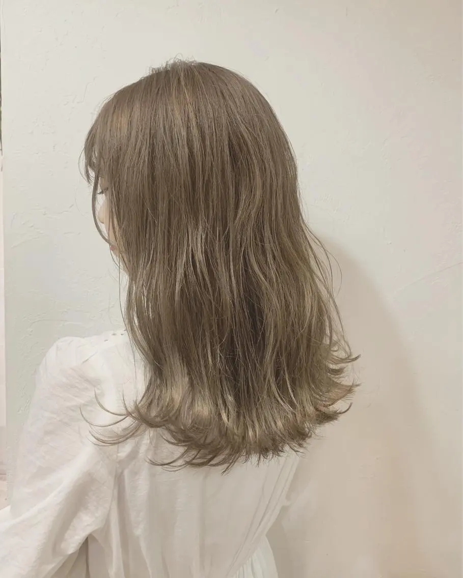 ミディアム カラー ハイトーンボブ 前田 表参道　グレージュのヘアスタイル