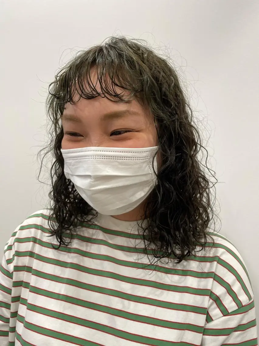 ミディアム パーマ しの　ゆきの THE REMMYのヘアスタイル