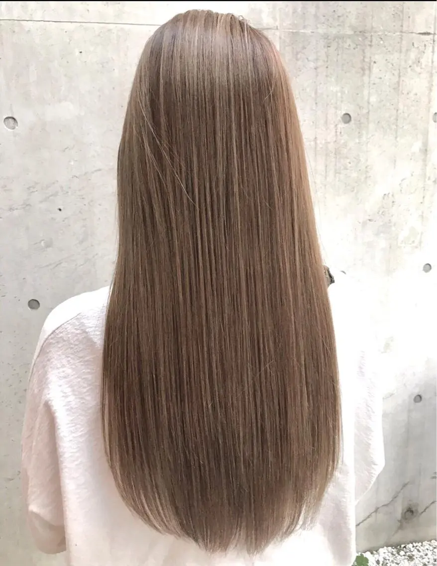 ロング カラー アッシュ ベージュカラー ブルーカラー グレージュ ハイトーンカラー カット ヘアカラー トリートメント AKI アキのヘアスタイル