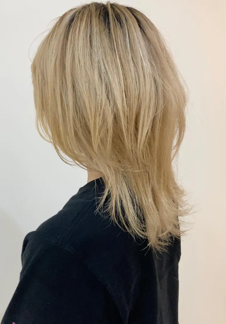 セミロング ハイレイヤー レイヤーカット 品田 真里のヘアスタイル