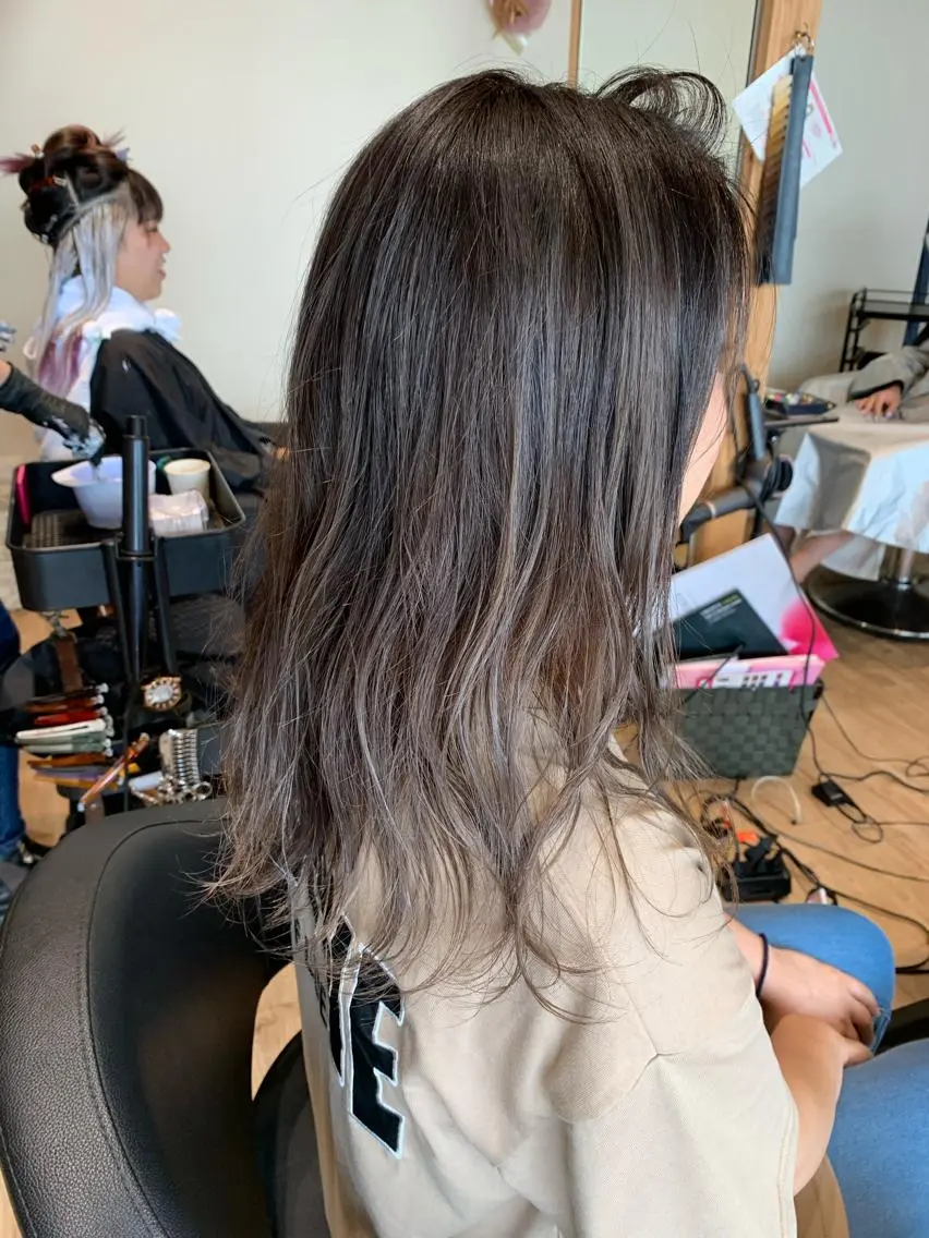 ミディアム カラー バレイヤージュ レイヤーカット ヘアカラー 大久保 隆蔵のヘアスタイル