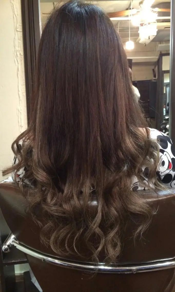 ロング カラー シールエクステ グラデーションカラー エクステ 100%髪質改善特化 TRUNSのヘアスタイル
