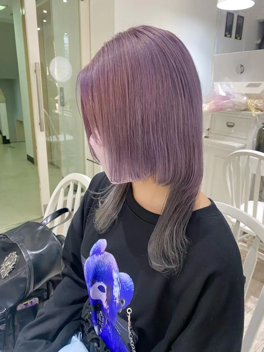 カラー ブリーチ インナーカラー ラベンダーカラー シルバー 暖色カラー✨️ 門内 梨真のヘアスタイル
