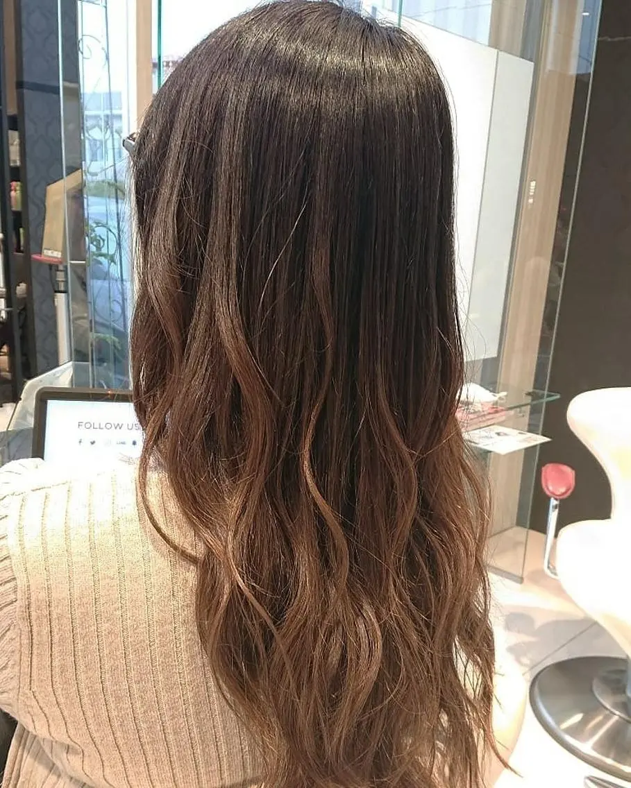 セミロング カラー バレイヤージュ レイヤーカット 保住 恭平のヘアスタイル