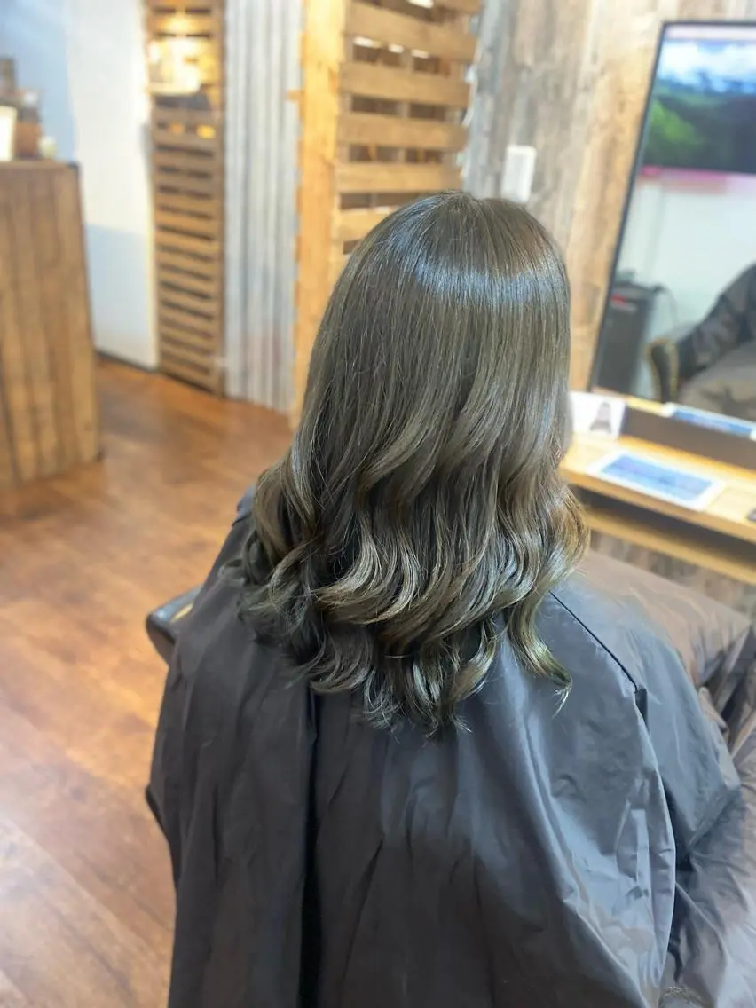 ミディアム カラー グレージュ オリーブグレージュ オリーブグレー カット ヘアカラー トリートメント Luzir⭐︎ GEN⭐︎のヘアスタイル