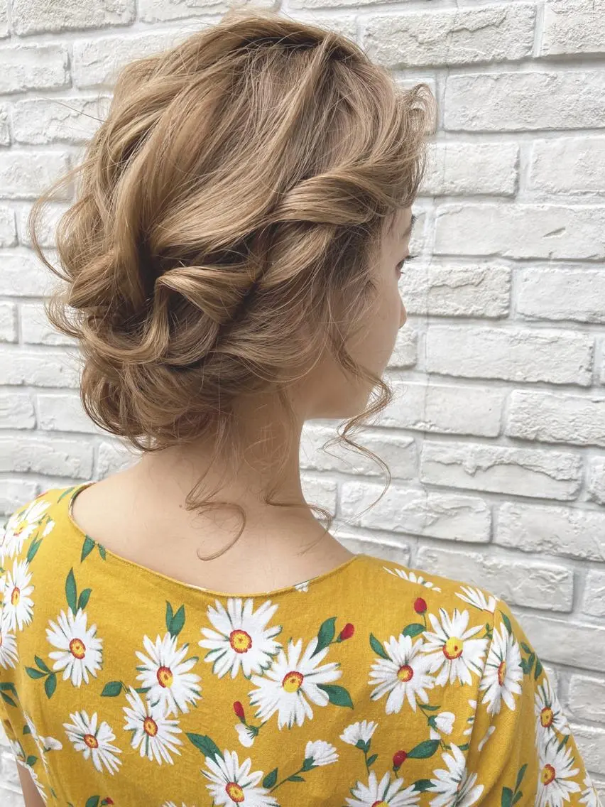 セミロング ヘアアレンジ 成人式 あやかショート 白髪ぼかしのヘアスタイル