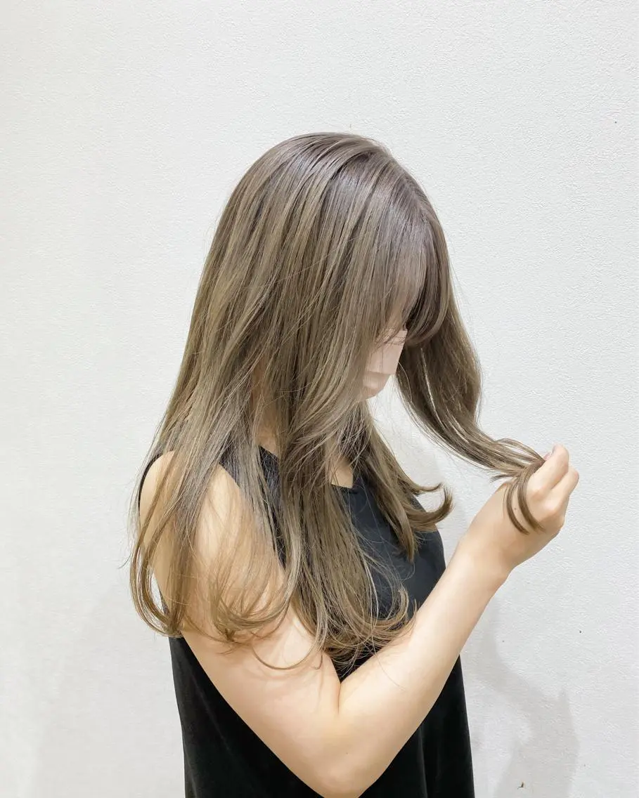 カラー ベージュカラー ブリーチ NAKAHARA TSUKUSHIのヘアスタイル