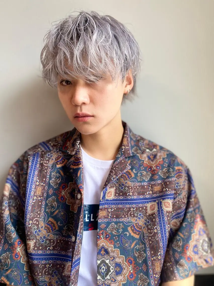ミディアム カラー メンズ ミディアムパーマ メンズバレイヤージュ メンズブリーチ センターパート メンズハイライト カット ヘアカラー トリートメント Luana / 公式 / 大通のヘアスタイル