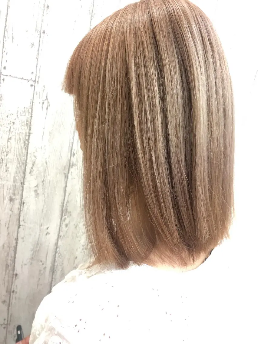 ミディアム カラー 切りっぱなしボブ ベージュカラー ブリーチ ボブ Kaede .のヘアスタイル