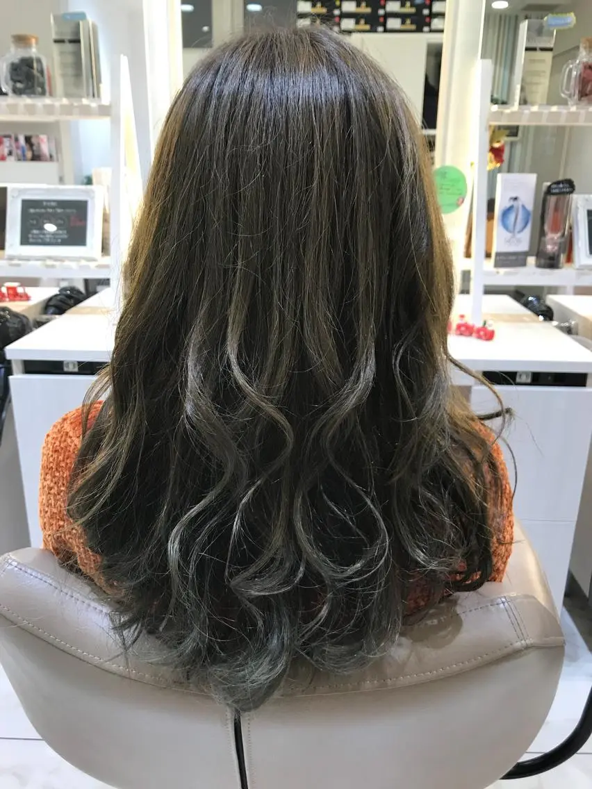 セミロング カラー グラデーションカラー 清藤綾/脱白髪染め 白髪ぼかしハイライトのヘアスタイル