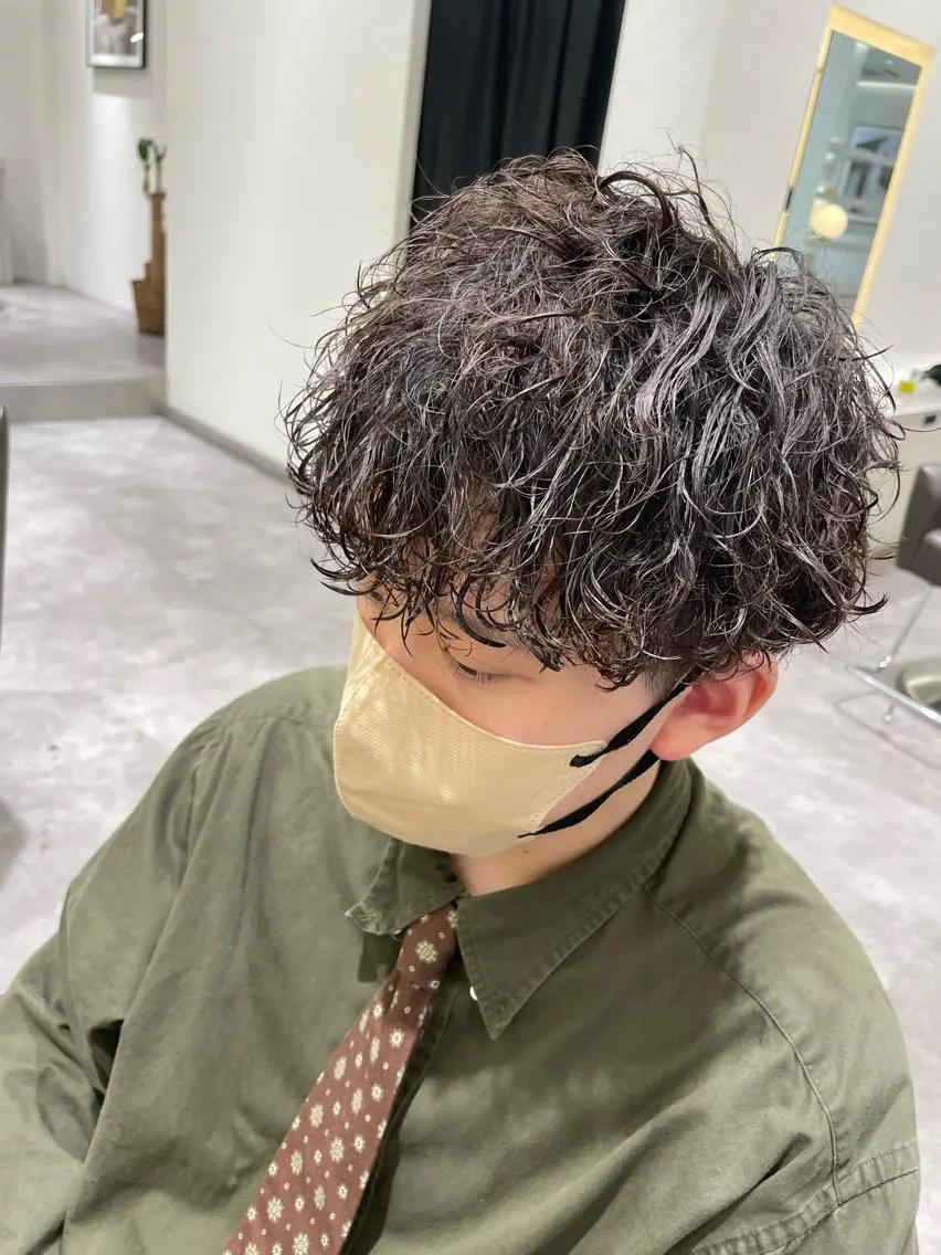 ショート パーマ メンズ メンズブリーチ メンズハイライト メンズメッシュ メンズパーマ メンズツイストパーマ メンズ特化/今池駅 徒歩1分/岡本一真のヘアスタイル