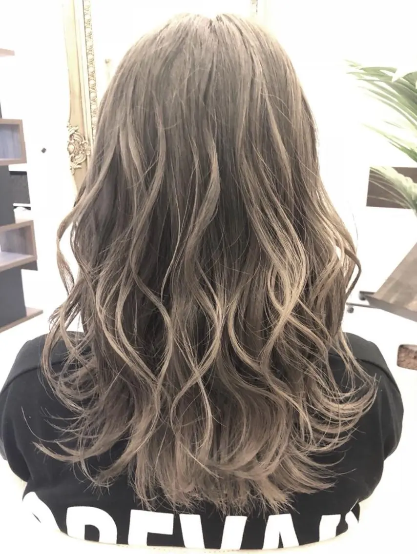 ロング カラー ブリーチ グレージュ ブリーチなしカラー ヘアカラー トリートメント ハイトーン得意😍 Lumiereのヘアスタイル