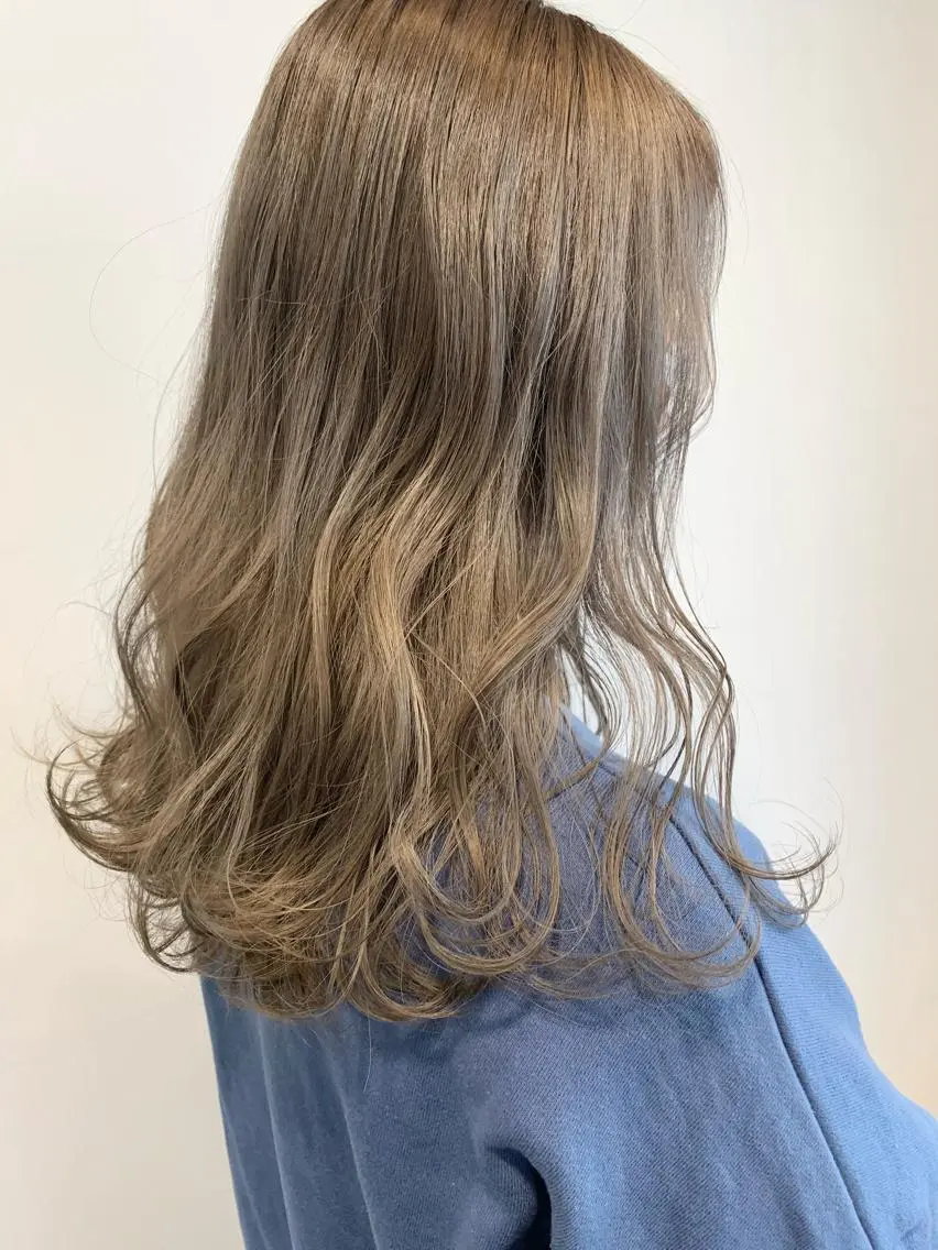 ミディアム カラー アッシュ アッシュグレー アッシュグレージュ グレージュ 西本 夏美のヘアスタイル