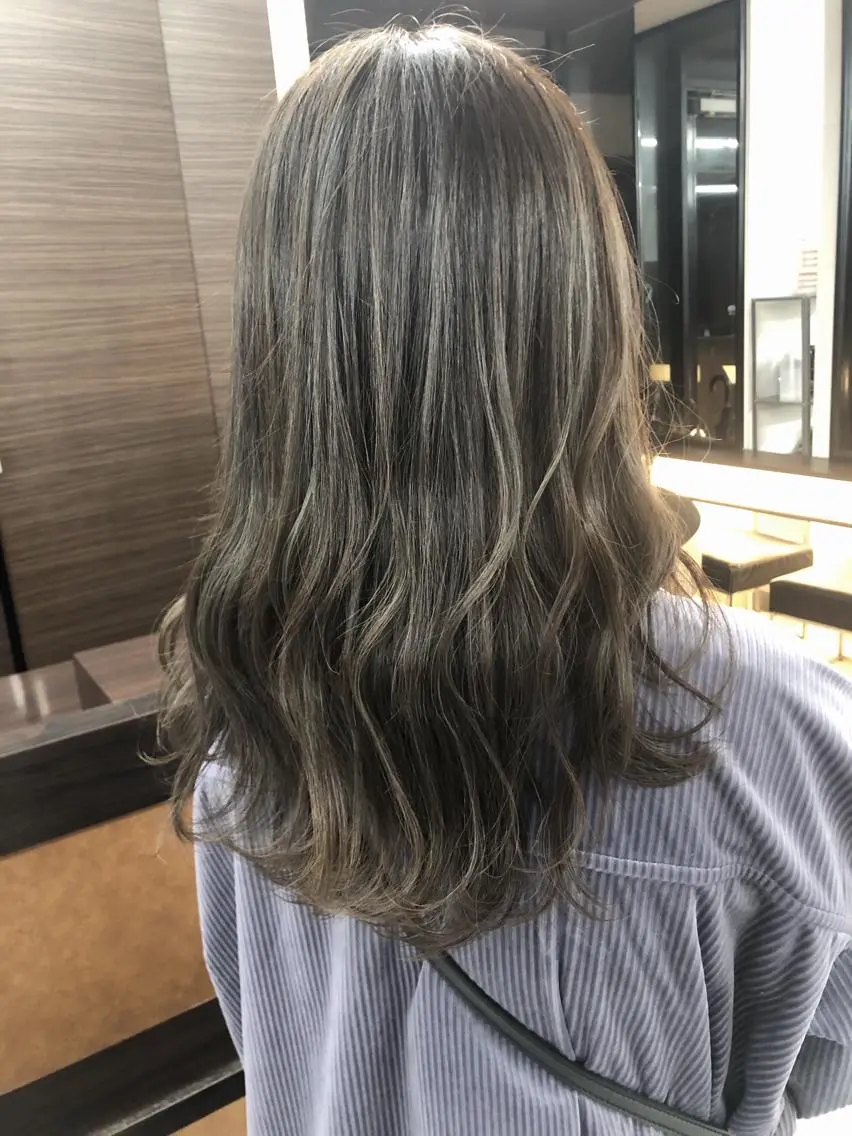 セミロング カラー グレージュ ハイライトカラー ハイライト ヘアカラー トリートメント 八谷 将平のヘアスタイル