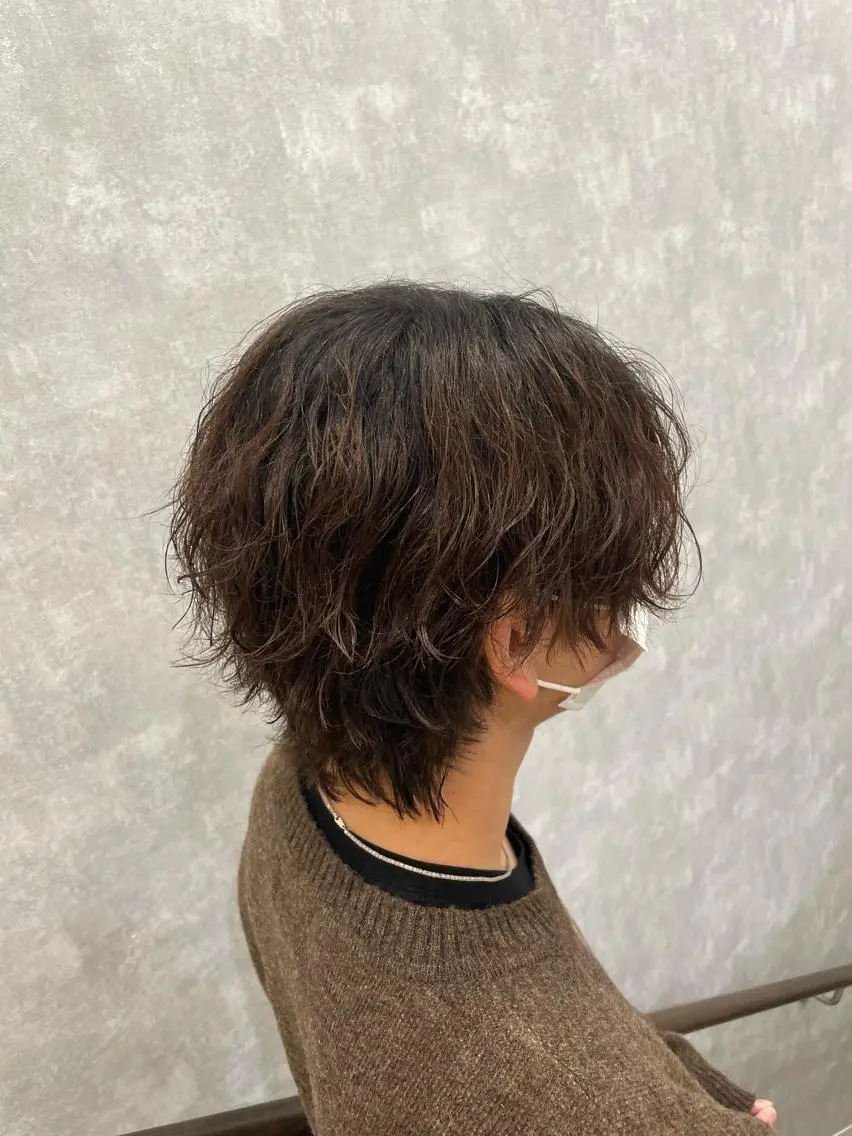 ショート パーマ メンズ 波巻きパーマ 港南台短髪特化 フェザーパーマのヘアスタイル