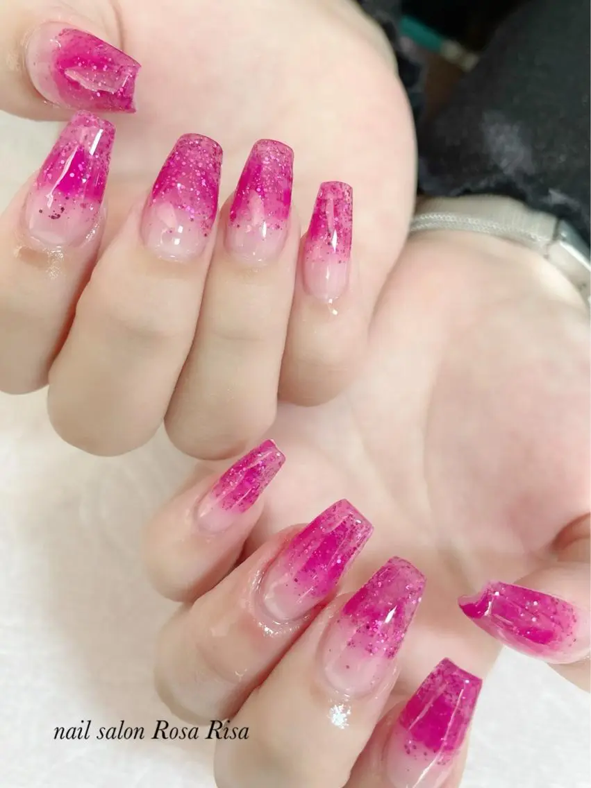 セミロング ネイル ラメ(グリッター) ピンク ネイルスタジオ シェイクユアハンズのネイルデザイン