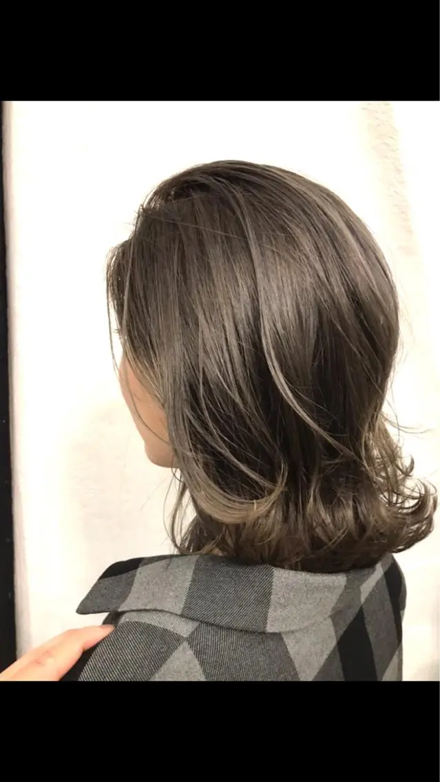 ショート カラー ヘアアレンジ ブリーチ 白髪ぼかしハイライト バレイヤージュヤマトのヘアスタイル