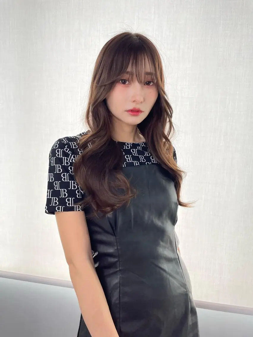 ミディアム カラー ヘアカラー トリートメント レイヤーカット 西村あきやのヘアスタイル