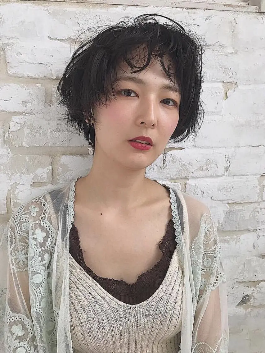 ショート レイヤーカット✖️ 柔らかベージュカラーのヘアスタイル