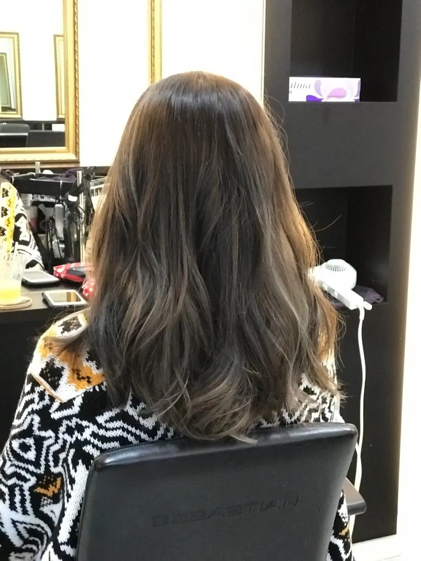 ロング カラー アッシュ ベージュカラー ハイライトカラー ハイライト カット ヘアカラー トリートメント 國井 慎吾のヘアスタイル