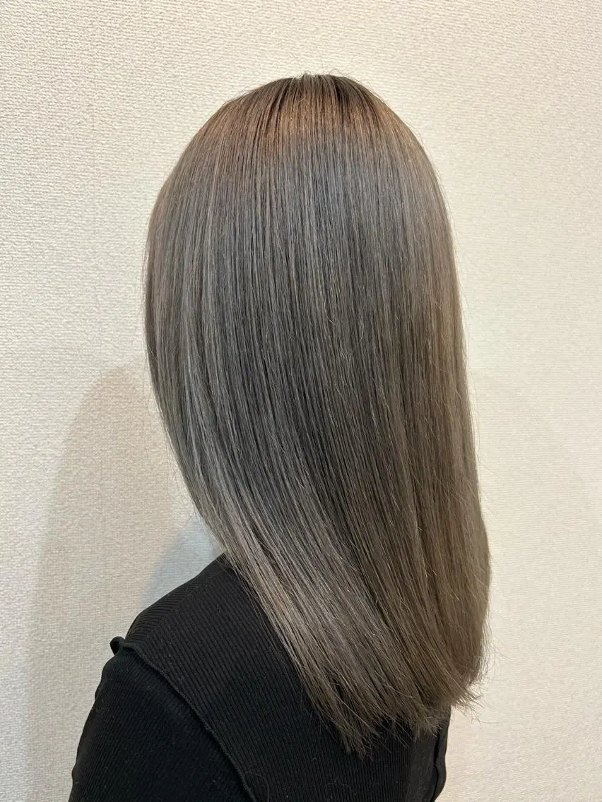 セミロング カラー ブリーチ ケアブリーチ ハイトーンカラー シルバー 外国人風カラー ヘアカラー 🦖manami 🦖のヘアスタイル