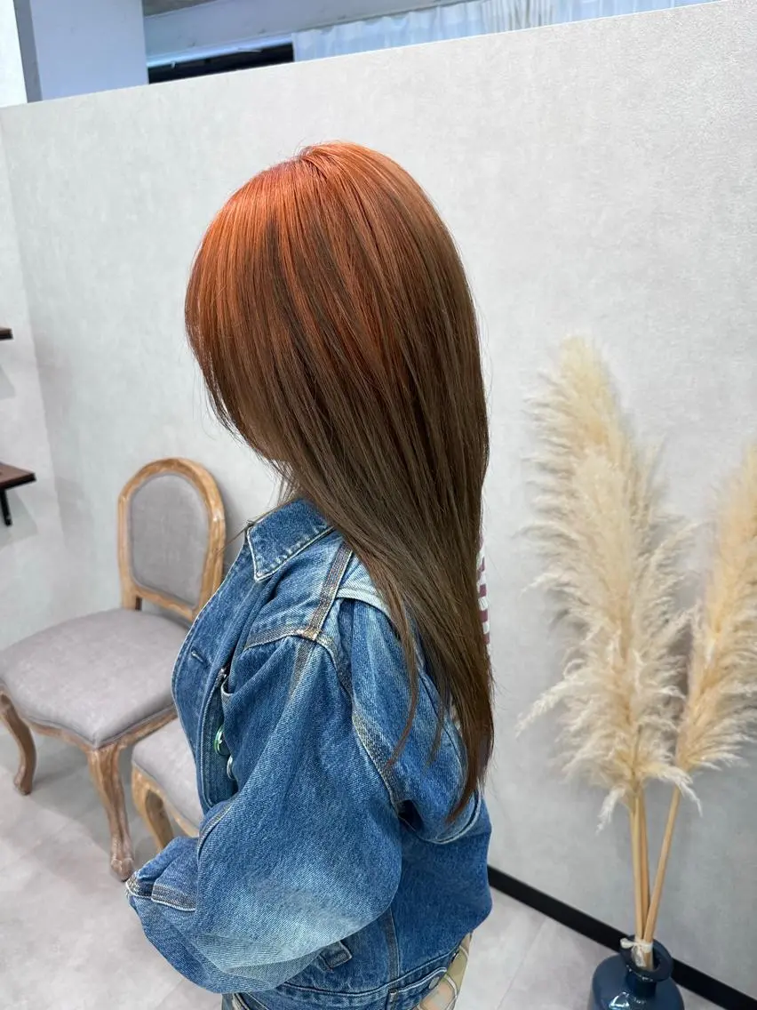 ロング カラー ブリーチ オレンジ ヒラ マツのヘアスタイル